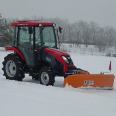 Снегоуборочный трактор TYM T433 с отвалом и щеткой